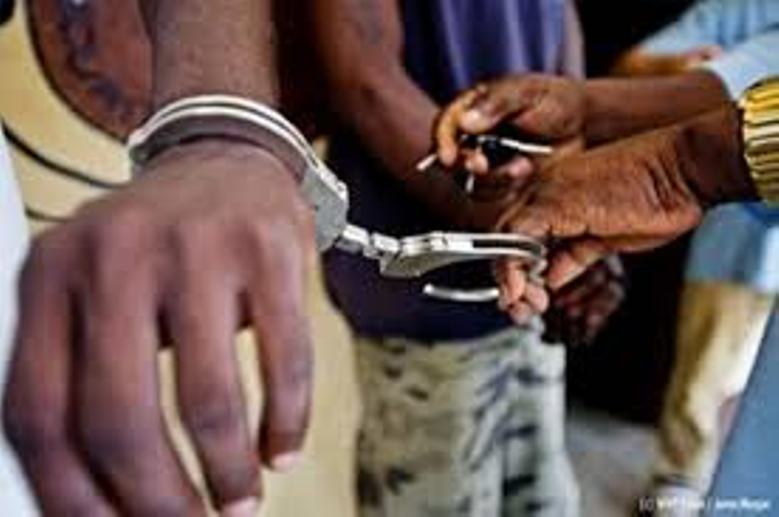 Arrestation de six jeunes hommes qui se faisaient payer par des “driankés”…
