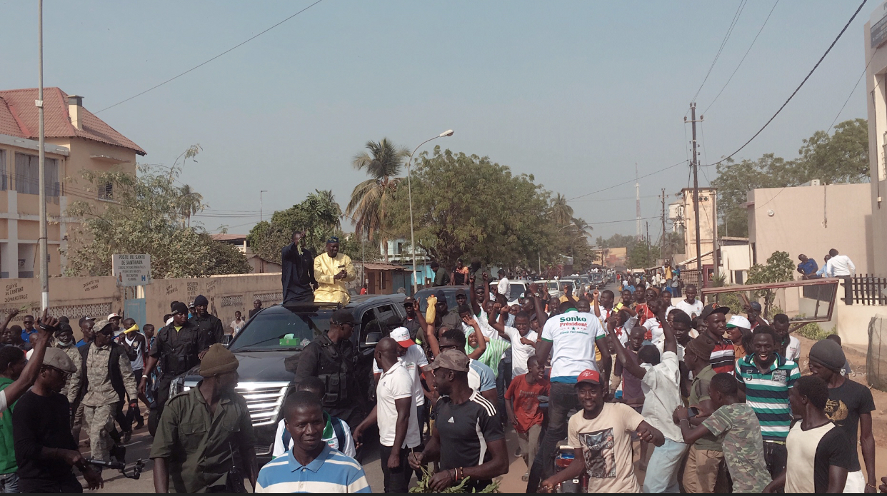 Direct: Ousmane Sonko dans les rues de Ziguinchor