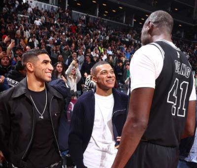 Mbappé et Hakimi ont rencontré Gorgui Sy Dieng après le match NBA San Antonio Spurs contre les Brooklyn Nets.